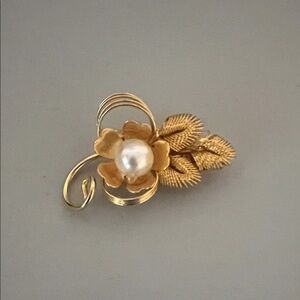 Elegant Gold Floral Brooch with Pearl Accent